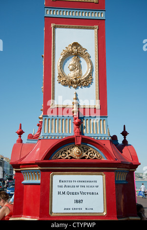 La regina Vittoria per il Giubileo orologio sul lungomare di Weymouth Dorset, England, Regno Unito Foto Stock