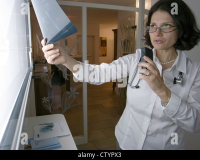 Femmina radiologo esamina X-ray Foto Stock