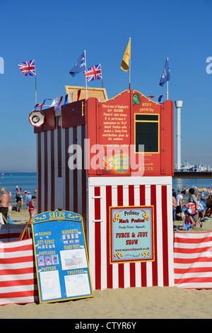 Punch & Judy Spettacolo teatro sulla spiaggia di Weymouth Dorset, England, Regno Unito Foto Stock