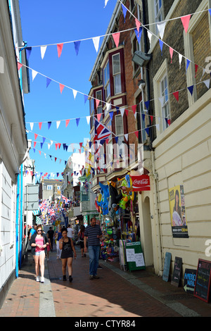 Scena di strada nella Città Vecchia, St Alban Street, Weymouth Dorset, England, Regno Unito Foto Stock