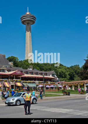 La Torre Skylon è una torre di osservazione che si affaccia su Cascate del Niagara dal lato canadese del Fiume Niagara. Foto Stock