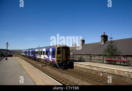 Nord del convoglio ferroviario passando Garsdale stazione ferroviaria sul famoso arrivino a Carlisle, ferroviaria Garsdale, Cumbria, Inghilterra. Foto Stock