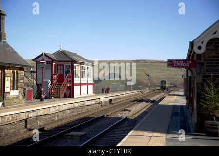 Nord del convoglio ferroviario passando Garsdale stazione ferroviaria sul famoso arrivino a Carlisle, ferroviaria Garsdale, Cumbria, Inghilterra. Foto Stock