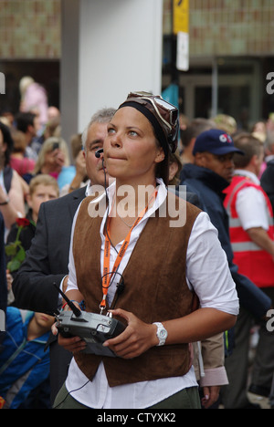 Donna di funzionamento radio di una unità di controllo per il burattino Godiva, olimpiadi culturali evento a Northampton Foto Stock