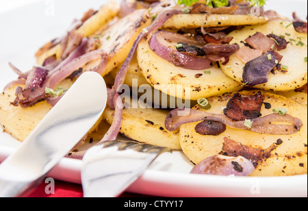 Patate fritte con cipolla e pancetta (vista macro) Foto Stock