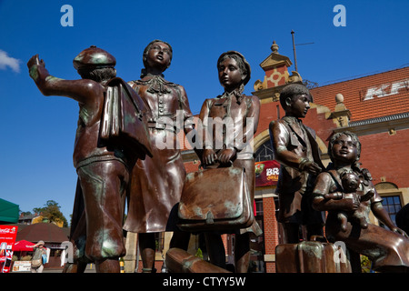 Statua di bronzo di kindertransport figli fuori Glowny Gdansk stazione ferroviaria Foto Stock