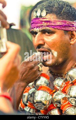 Festival di Thaipusam, lingua piercing è eseguita su devoti, Penang, Malesia 2011. Foto Stock