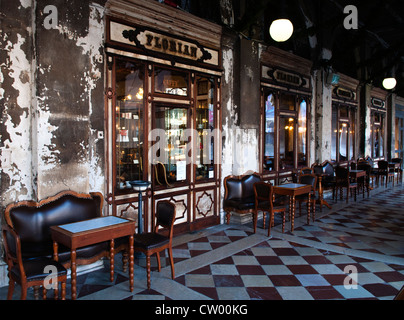 La parte esterna del Caffè Florian e Piazza San Marco, Venezia, Veneto, Italia Foto Stock