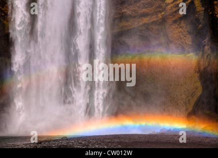 Doppio arcobaleno nella cascata Skogafoss, Islanda Foto Stock