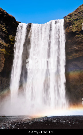 La Skogafoss, uno dei più grandi cascate nel paese con una larghezza di 25 metri e una goccia di 60 m, Islanda Foto Stock
