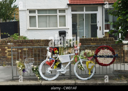 Tributo britannico a chi ciclista è morto dipinto di bianco decorato con fiori simbolici, che simboleggiano la morte di un ciclista in un incidente stradale. Santuario su una strada suburbana Croydon Londra Inghilterra 2012, 2010s HOMER SYKES Foto Stock