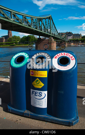 Cassonetti per il riciclaggio dal fiume principale Frankfurt am Main città stato di Hesse Germania Europa Foto Stock