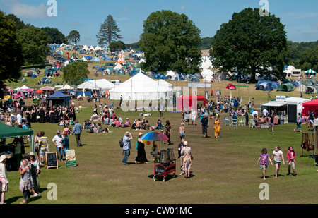 La folla a piedi attorno al sole al porto Eliot Festival Letterario San tedeschi Cornwall Regno Unito Foto Stock