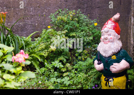 Grande e colorata gnomo da giardino Robin Hood's Bay Foto Stock