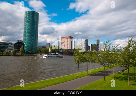 Theodor-Stein-Kai lungofiume quartiere di Sachsenhausen Main riverside Frankfurt am Main stato di Hesse Germania Europa Foto Stock