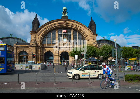 Il traffico nella parte anteriore della stazione ferroviaria principale Hauptbahnhof esterno quartiere Bahnhofsviertel Frankfurt am Main Germania Europa Foto Stock