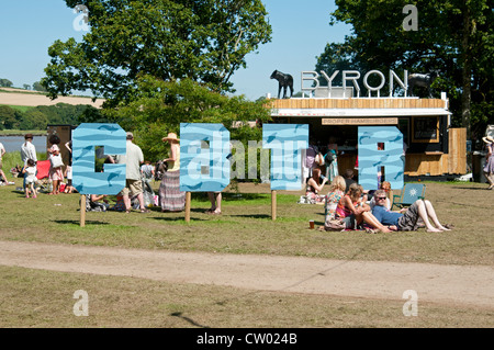 Persone rilassante dal fiume al porto Eliot Festival Letterario San tedeschi Cornwall Regno Unito Foto Stock