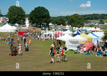 La folla al porto Eliot Festival Letterario San tedeschi Cornwall Regno Unito Foto Stock