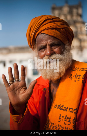 Ritratto di un Sadhu presso il Tempio Virupaksha, Hampi, nello stato di Karnataka, India Foto Stock