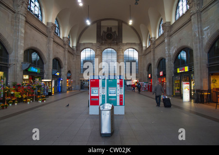 Hauptbahnhof della principale stazione ferroviaria sala principale Wiesbaden città stato di Hesse Germania Europa Foto Stock