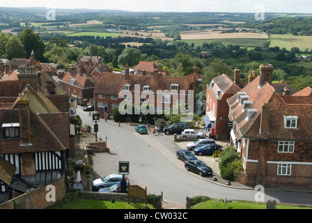 Goudhurst Kent UK. Guardando in basso sulla strada alta del villaggio e di fronte al Weald di Kent. 2016 2010S REGNO UNITO HOMER SYKES Foto Stock