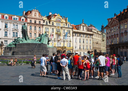 Gruppo turistico a Jan Hus monument Staromestske namesti, la piazza della città vecchia di Stare Mesto la città vecchia Praga Repubblica Ceca Europa Foto Stock