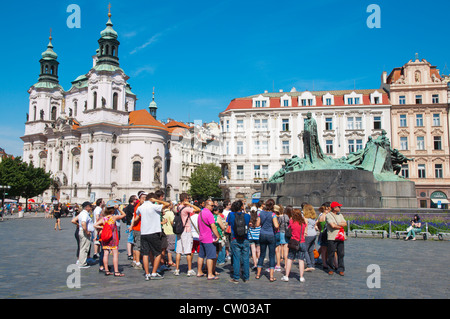 Gruppo turistico a Jan Hus monument Staromestske namesti, la piazza della città vecchia di Stare Mesto la città vecchia Praga Repubblica Ceca Europa Foto Stock