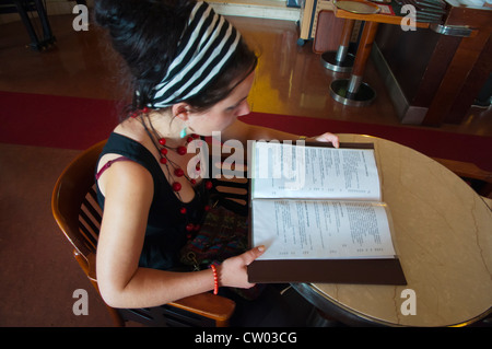 Femmina nel suo fine 20s studiando il menu Café Slavia Praga Repubblica Ceca Europa Foto Stock