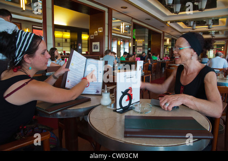 I turisti in Café Slavia Praga Repubblica Ceca Europa Foto Stock