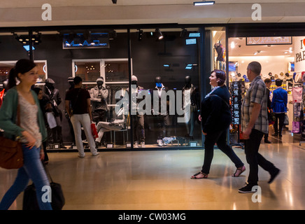 Parigi, Francia, gente affollata che cammina, shopping nel centro commerciale di Avenue Champs Elysees, INTERNI COMMERCIALI Foto Stock