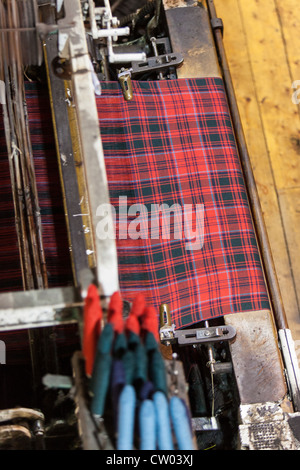 Rotoli di materiale Tartan essendo prodotta nella fabbrica di tessuto, in vendita. Kilt Shop Royal Mile di Edimburgo Regno Unito Scozia. Foto Stock