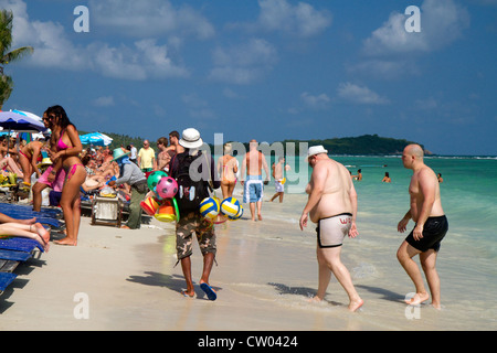 I turisti a Chaweng Beach sull'isola di Ko Samui, Thailandia. Foto Stock