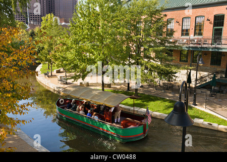 James River e Kanawha Canal Boat a pacchetto con i passeggeri i turisti passando attraverso il distretto di tabacco, Richmond, Virginia Foto Stock