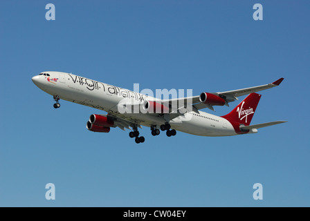 Virgin Atlantic Airways G-VARIA Airbus A-340-313X avvicinamento per l'atterraggio. Foto Stock