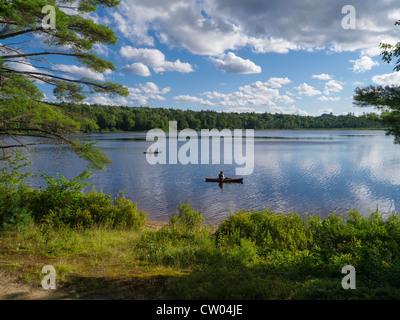 Kayakers sul laghetto superiore vicino alla città di ingresso in Montagne Adirondack, dello Stato di New York Foto Stock