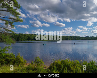 Kayakers sul laghetto superiore vicino alla città di ingresso in Montagne Adirondack, dello Stato di New York Foto Stock