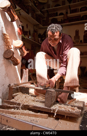 Artigiano del legno a Marrakech, Marocco Foto Stock