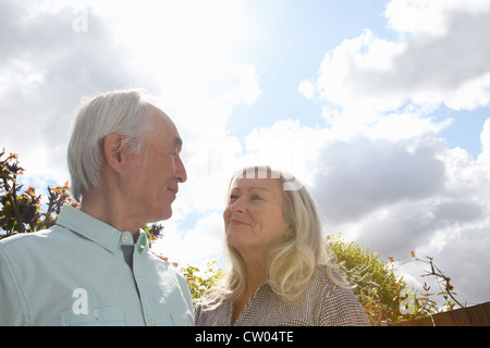 Coppia di anziani in piedi fuori insieme Foto Stock