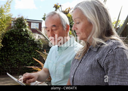 Coppia di anziani utilizzando computer tablet Foto Stock
