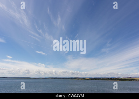 Vasto aprire i cieli blu sopra bacino Montrose Scozia Angus REGNO UNITO Foto Stock