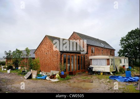 Un fienile con conversione statica temporanea sistemazione caravan in corso Warwickshire, Regno Unito Foto Stock