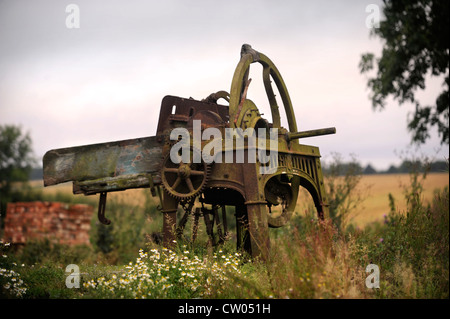 Vintage farm machinery sul sito di un fienile conversione in corso Warwickshire, Regno Unito Foto Stock