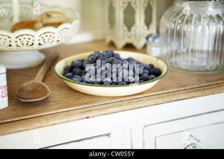 Ciotola di mirtilli sul banco di cucina Foto Stock