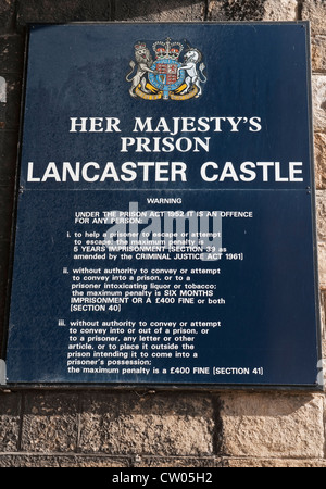 Cartello all'ingresso del Castello di Lancaster, Lancashire, Regno Unito. La prigione fu chiusa e decommissionata nel 2011 e ora appartiene al Ducato di Lancaster Foto Stock