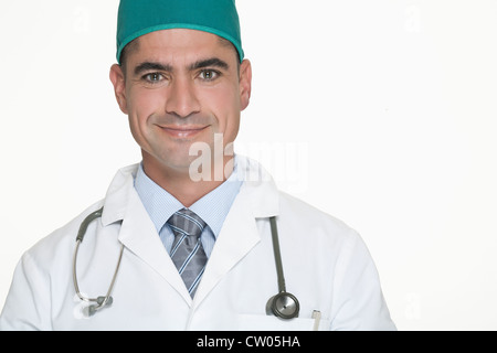 Medico sorridente indossando uno stetoscopio Foto Stock