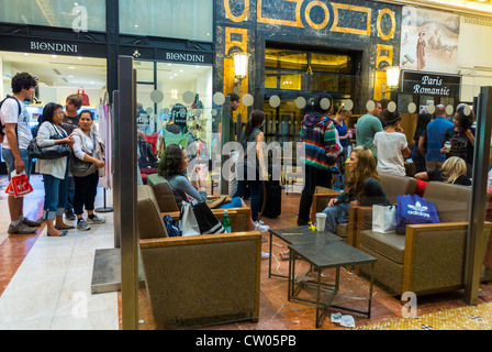 Parigi, Francia, una folla di persone all'interno della caffetteria Starbuck's in Mall, sull'Avenue Champs Elysees Foto Stock