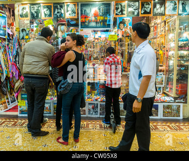 Parigi, Francia, People Window Shopping nel centro commerciale, Galleria, sul (Avenue Champs Elysees), Nostalgia Store, guardando poster sul muro, souvenir parigi Foto Stock