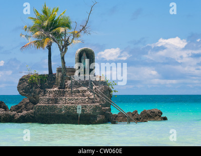 Santa Maria statua su una roccia nel mare di Boracay Island, Filippine Foto Stock