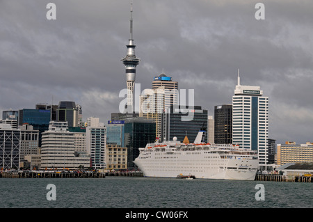 Una nave da crociera, il Pacific Sun ormeggiata nel porto di Auckland e la skyline di Auckland, compresa la Sky Tower in Nuova Zelanda Foto Stock