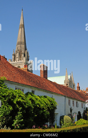 Xv secolo cottages, parte del Vicario vicino, Cattedrale perimetro, Chichester. Cattedrale della Santissima Trinità dietro. Foto Stock